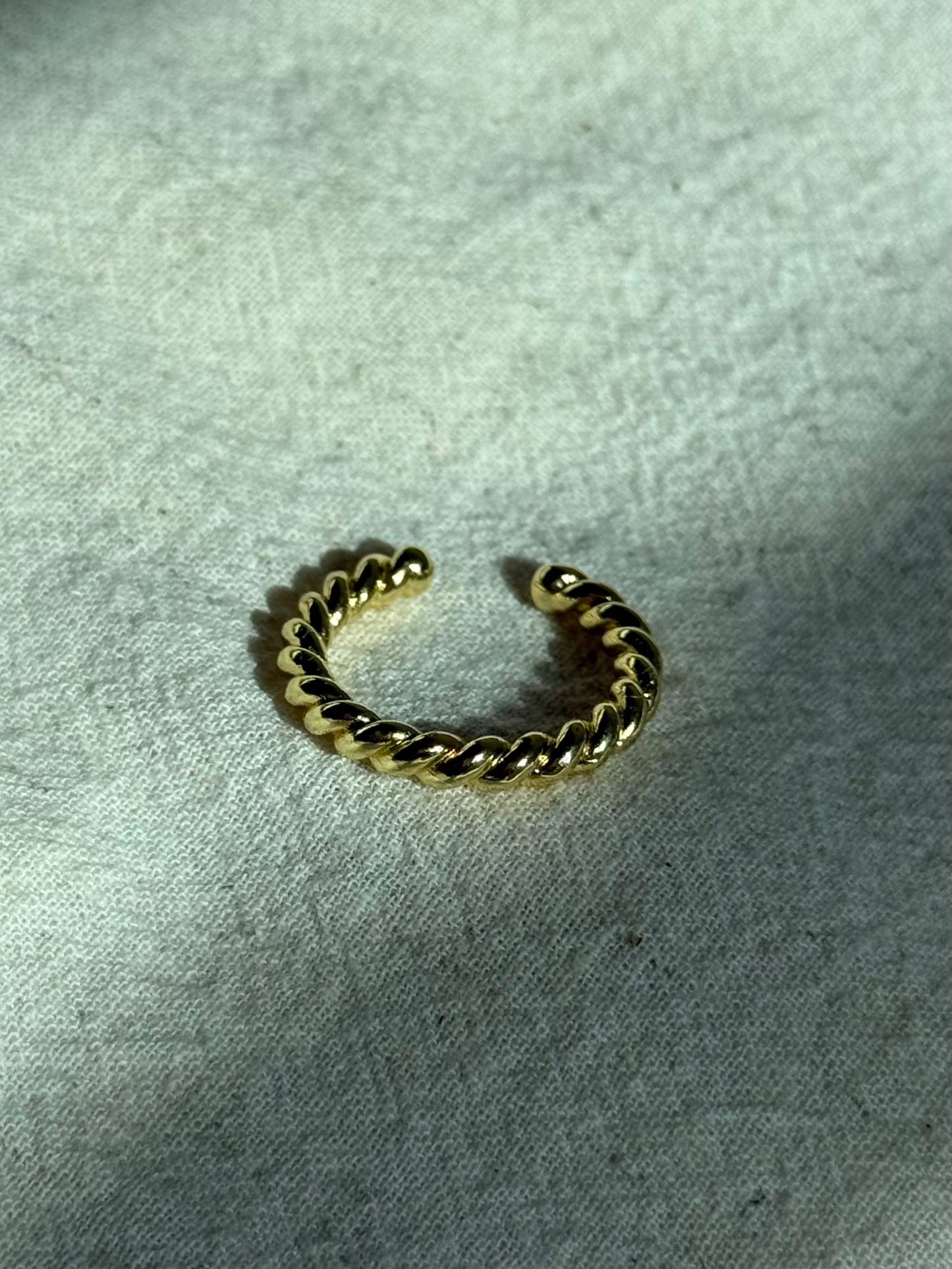 Simple twist ring