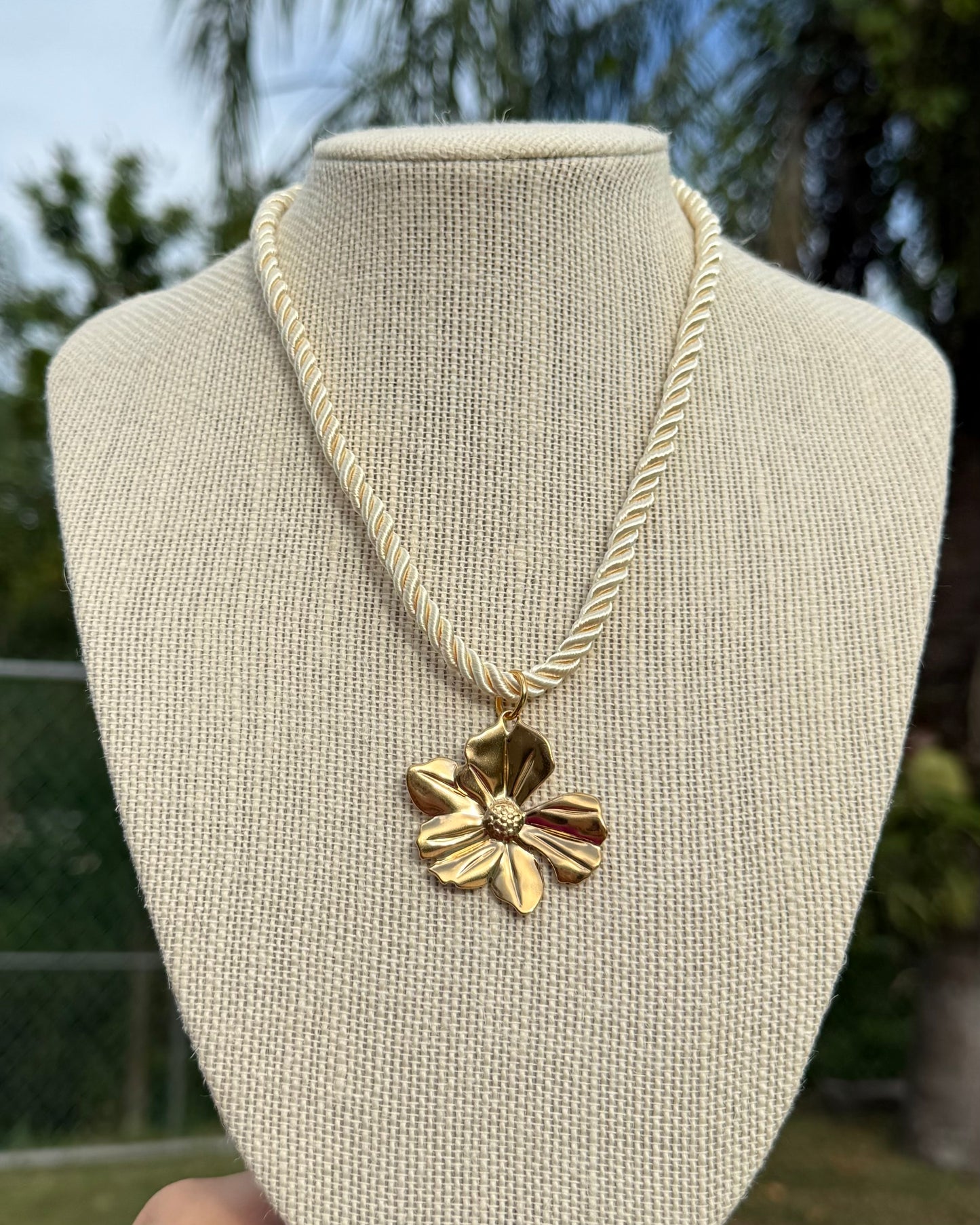 Flower thread necklace