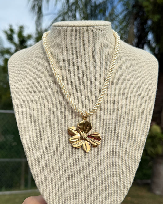 Flower thread necklace