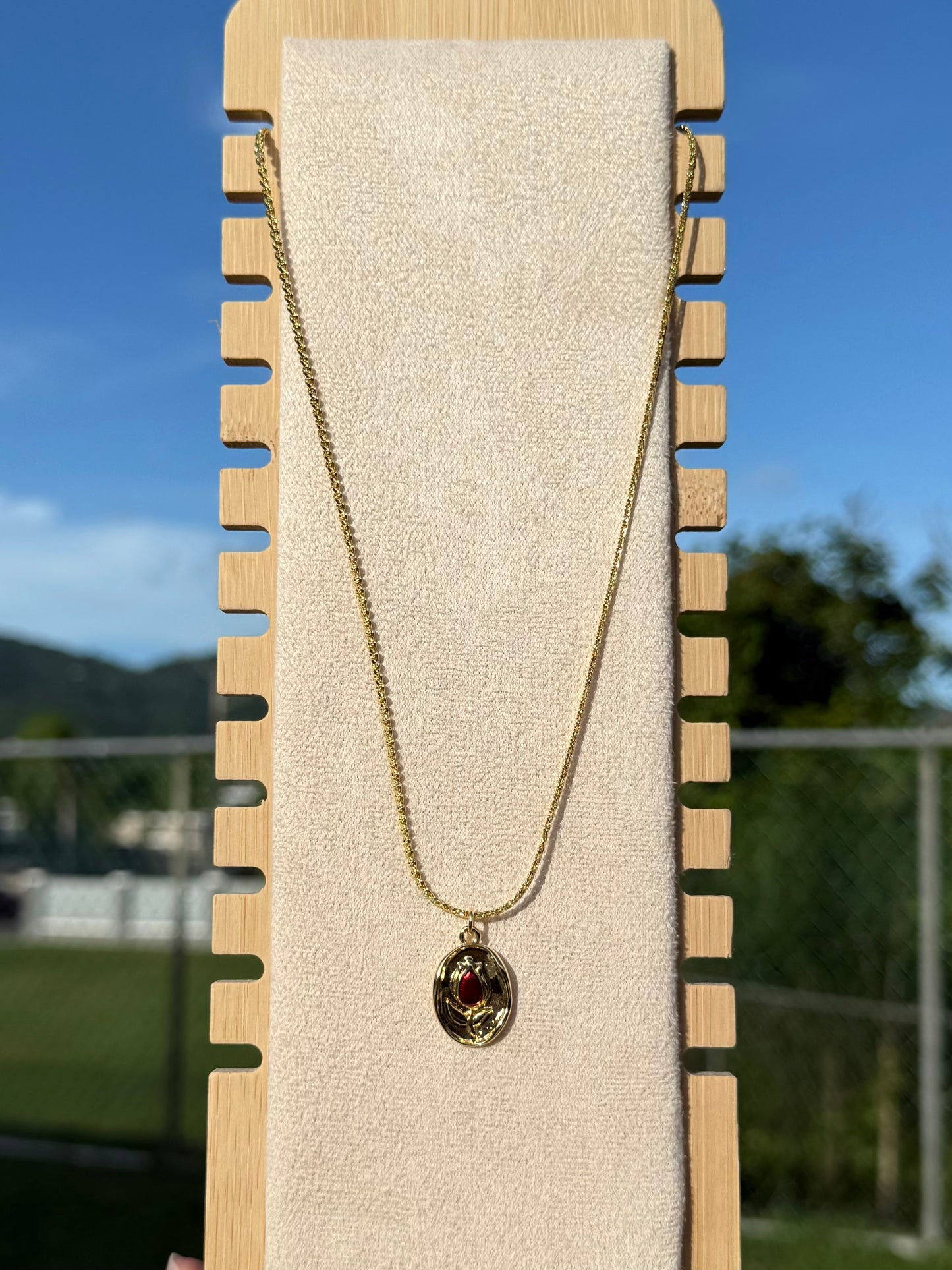 Dainty tulipan necklace