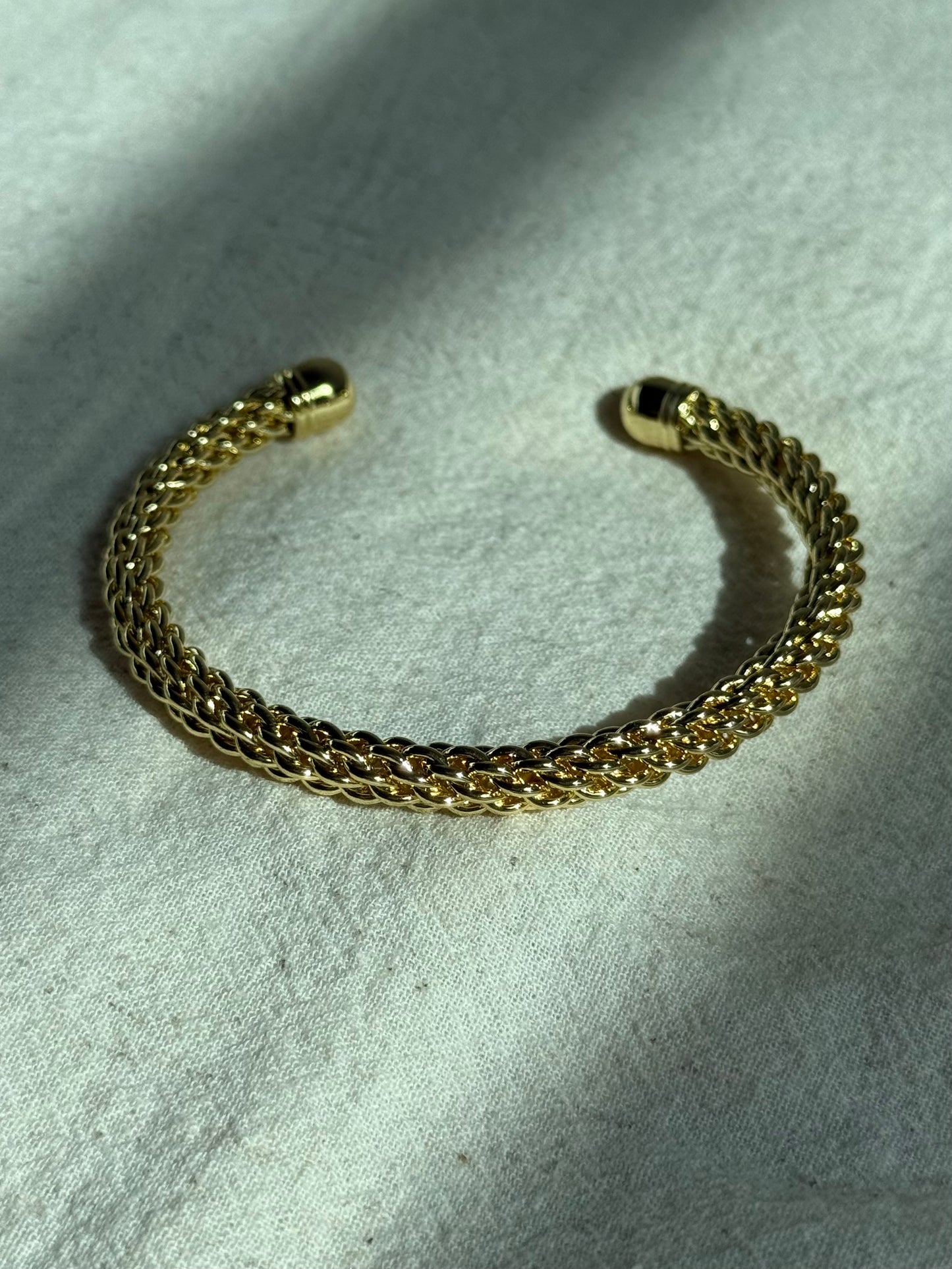 Mesh-like bangle