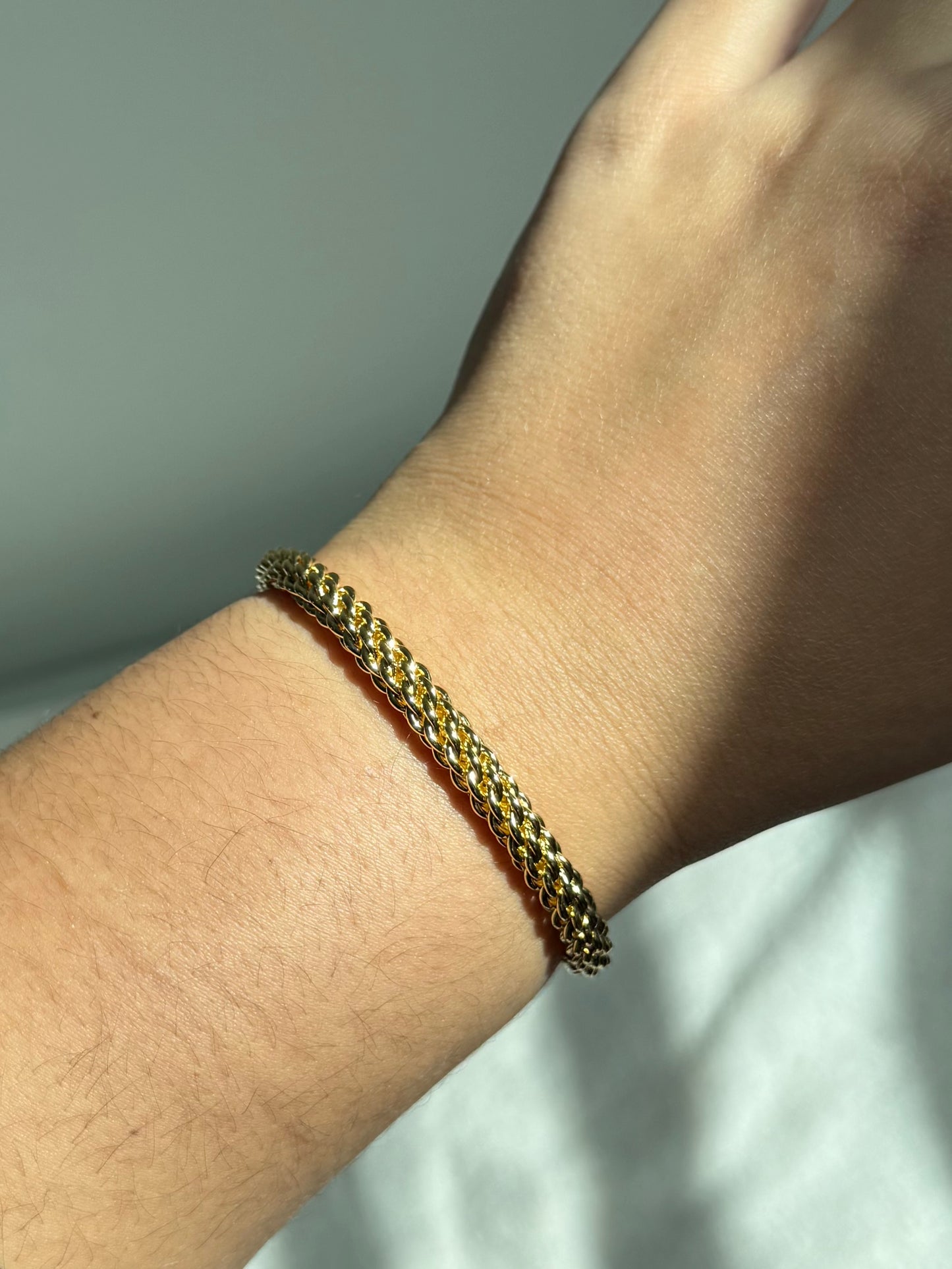 Mesh-like bangle
