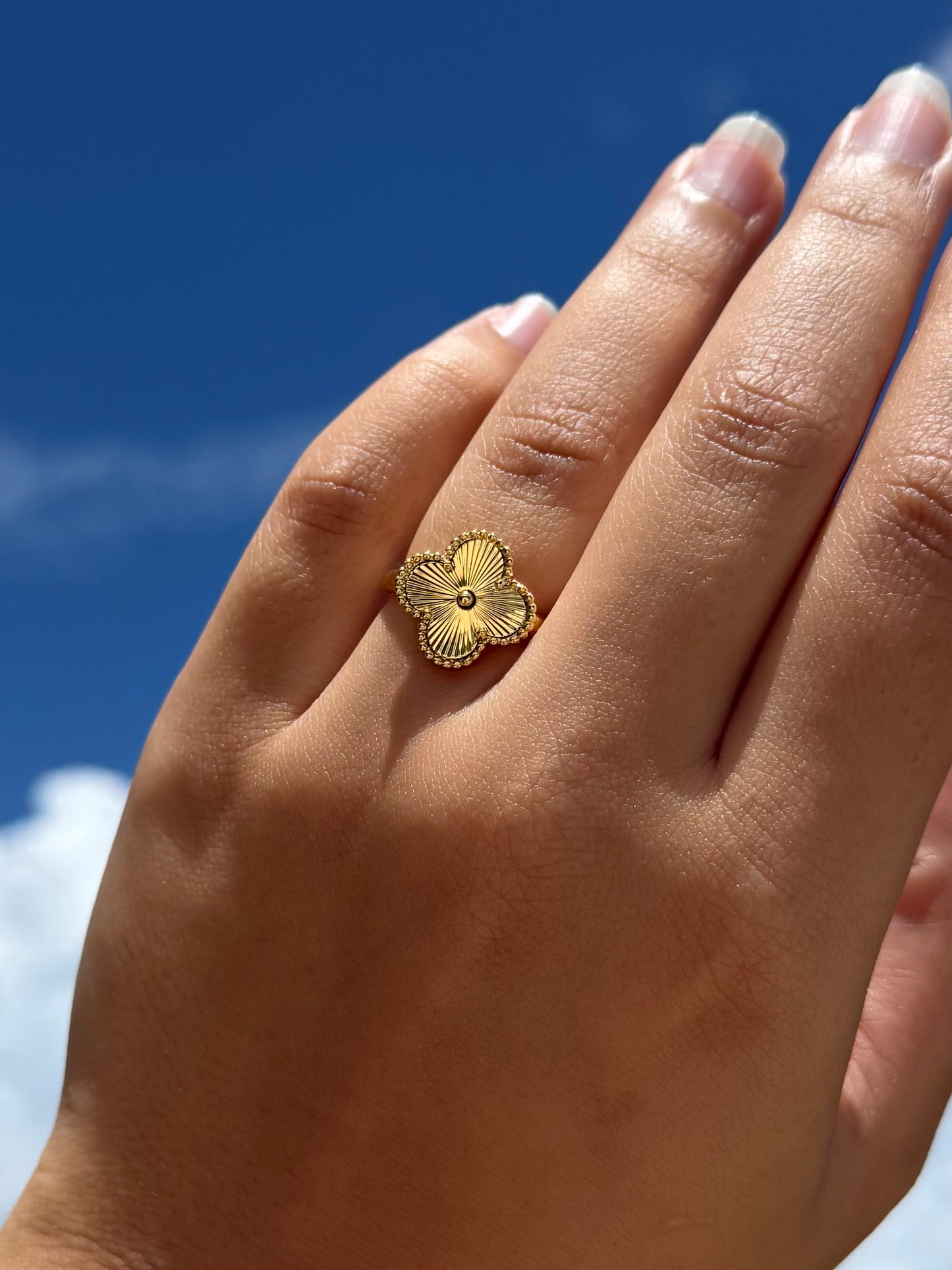 Gold trebol ring