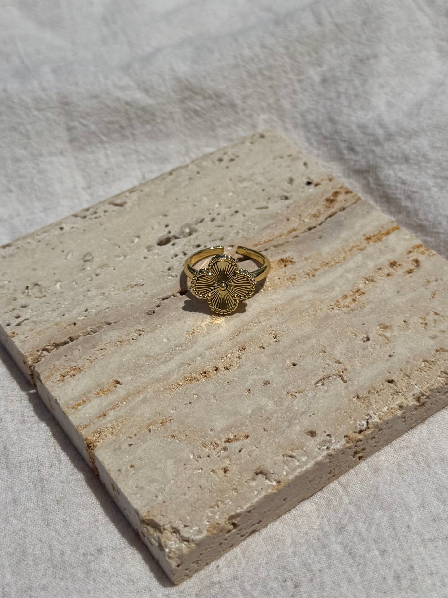 Gold trebol ring