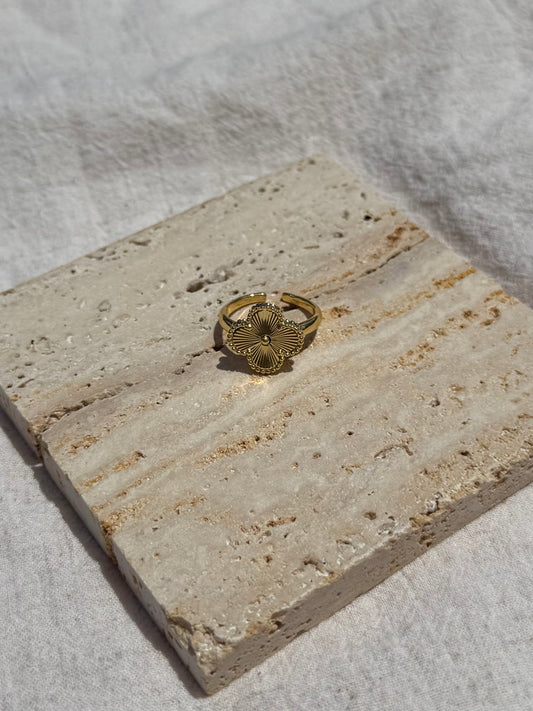 Gold trebol ring